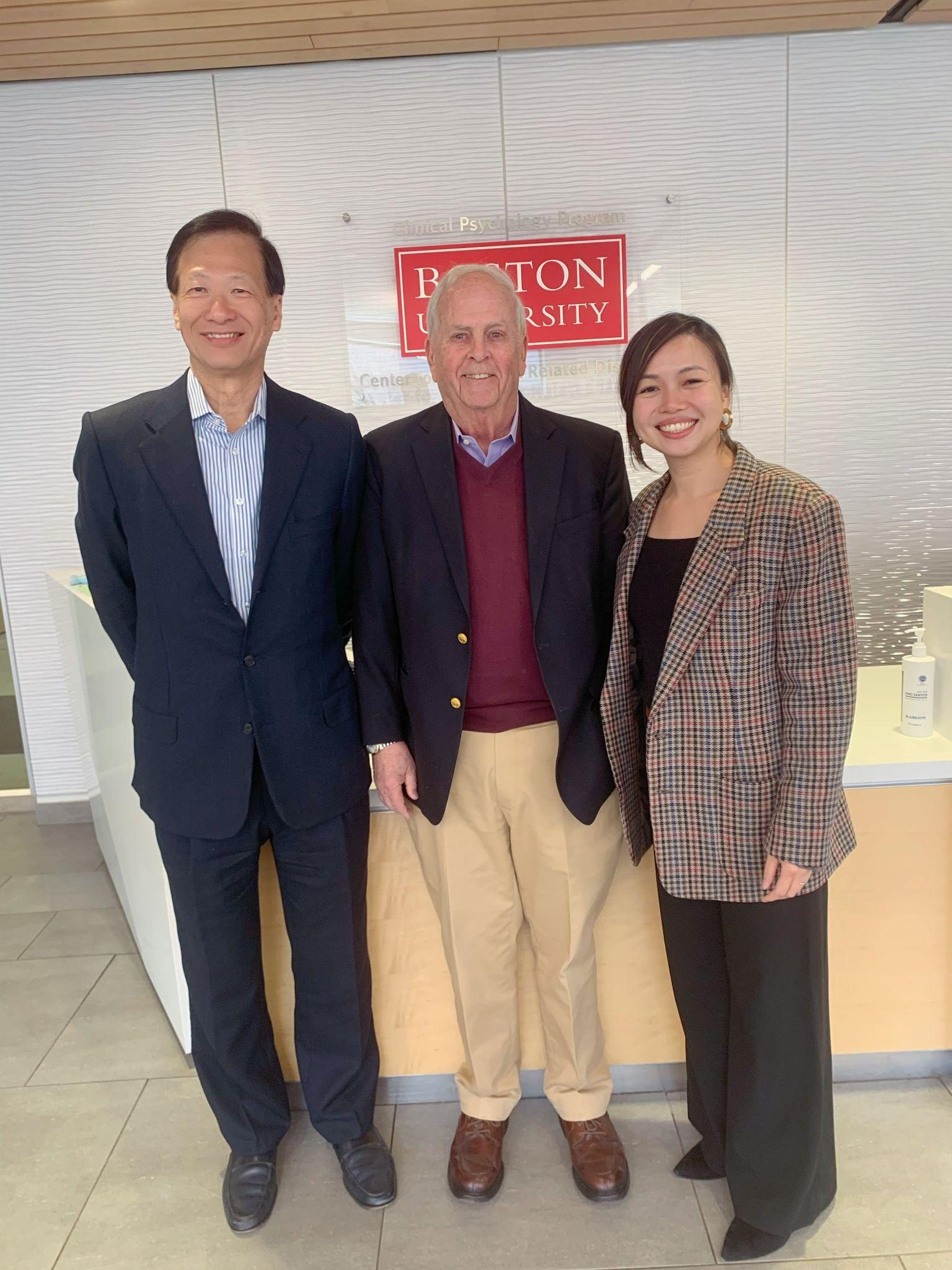 梁永亮教授與凌悅雯博士，與統一方案創始人、波士頓大學 David Barlow 教授合照。
